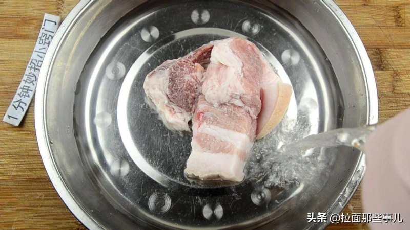解冻冻肉最快的方法（冻肉解冻快速教学）