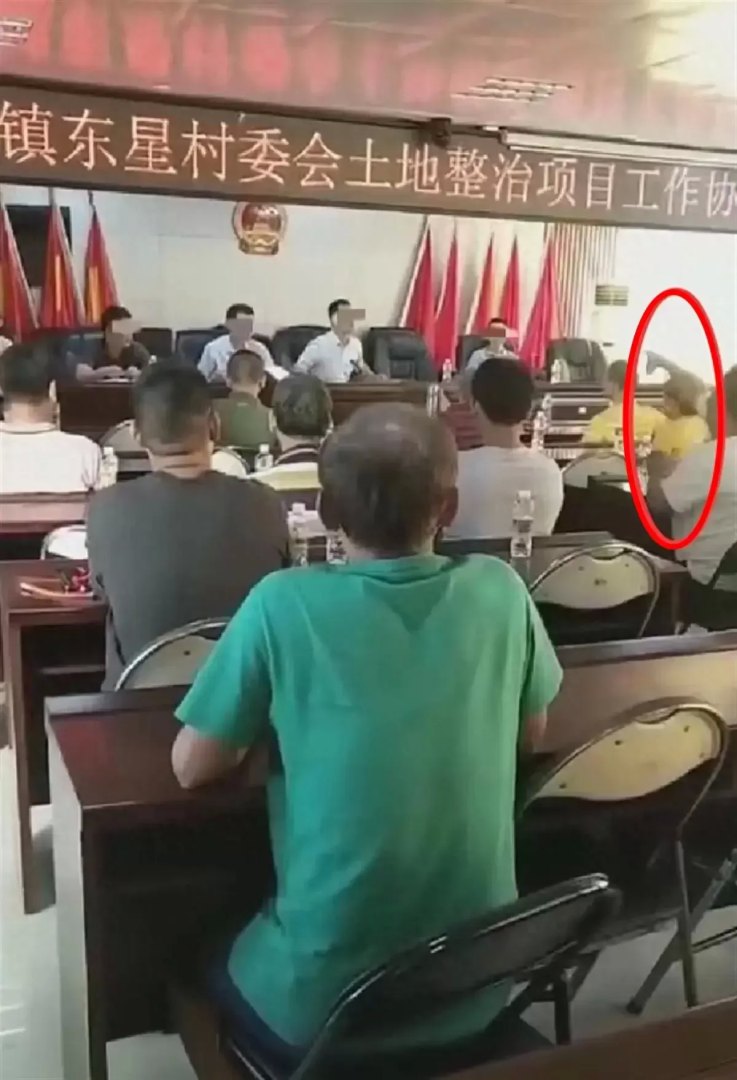 镇长开会时怒砸水瓶，村民霸气回怼，画面流出