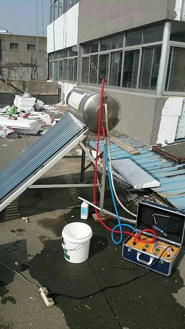 太阳能热水器怎么清洗里面的水垢（太阳能热水器太脏清洁方法）