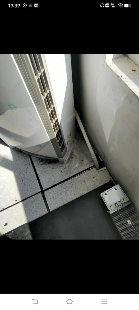 立式空调底部一直流水怎么办（立式柜机空调漏水的解决方法）