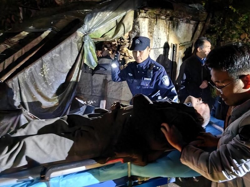 家属称老人已去世民警多看一眼救回，民警多看一眼救回88岁濒死大爷