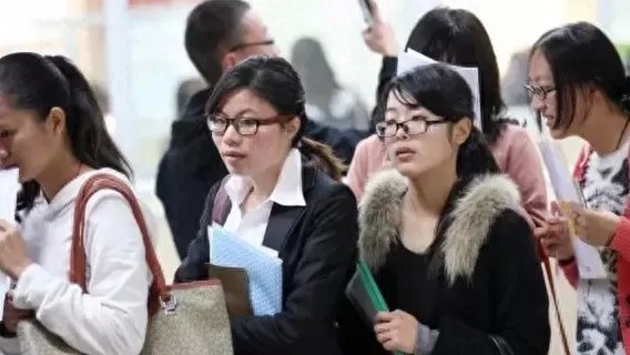 六成求职者呼吁破除第一学历限制，让更多人才得以展现