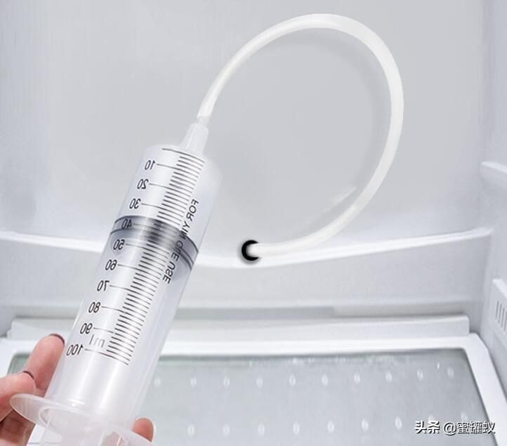 美菱冰箱排水孔清理图解（冰箱排水孔堵的处理方法）