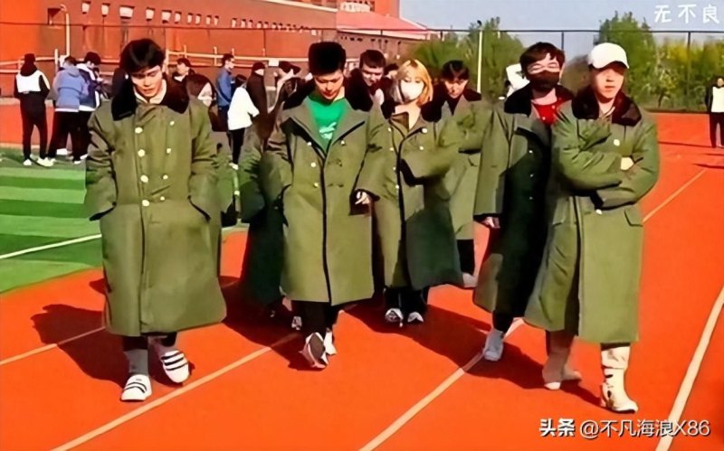 涨价的羽绒服把市场让给了军大衣，保暖军大衣再度热销